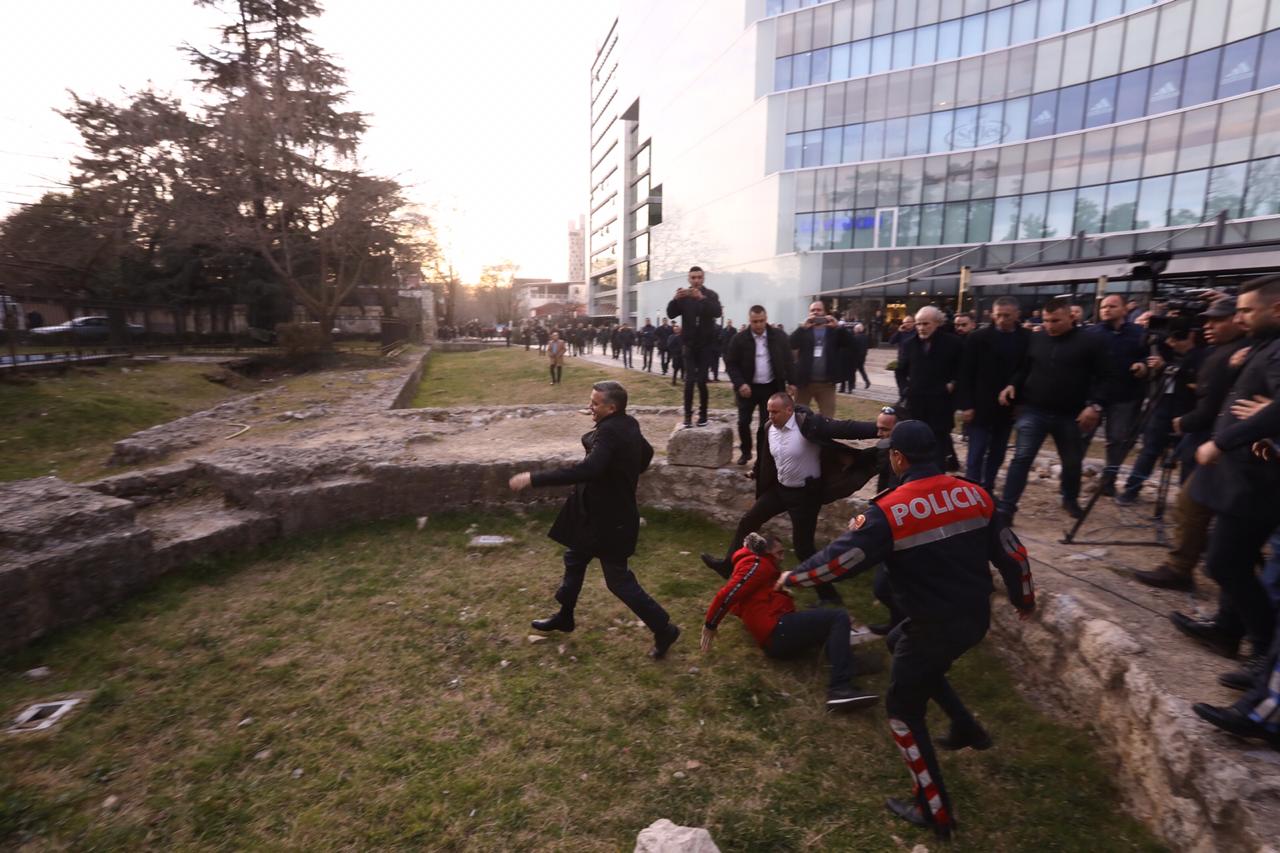 Momenti kur Garda e Policia mbrojnë Klosin nga protestuesit
