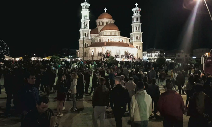 Pashka në Korçë, besimtarët mbushin sheshin para Katedrales