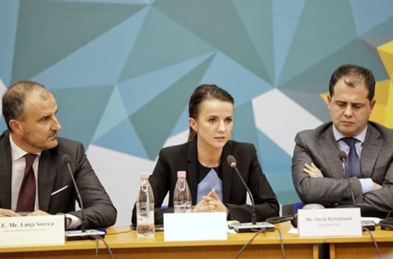 Rudina Hajdari flet si kryetare e PD e sulmon Berishën, Bashën e Kryemadhin