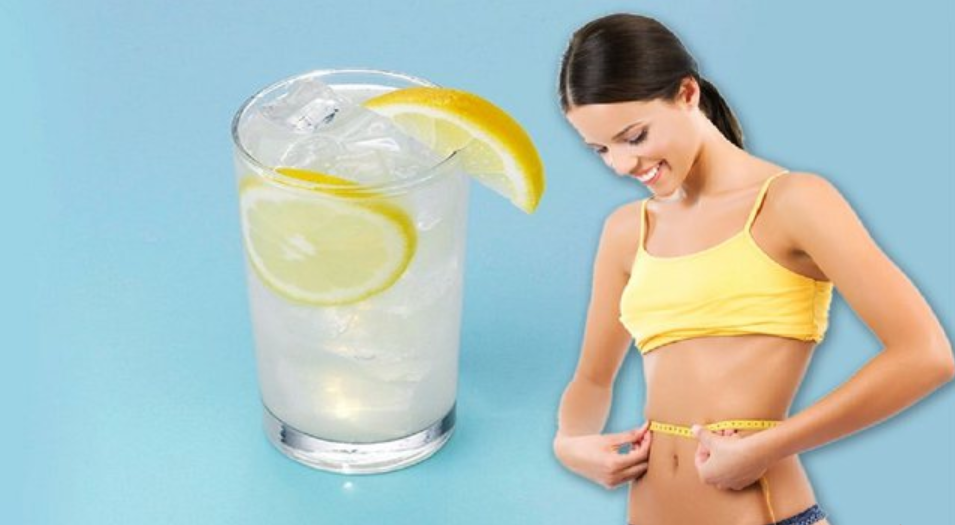 A duhet të pimë çdo ditë ujë me limon, ç’mendojnë mjekët dhe dietologët për këtë trend në rritje