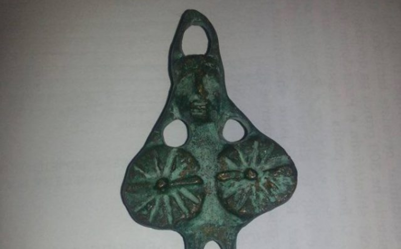 Një artifakt i zbuluar në malin e Tomorit me simbolet e dodonës, diellin dhe lisin!