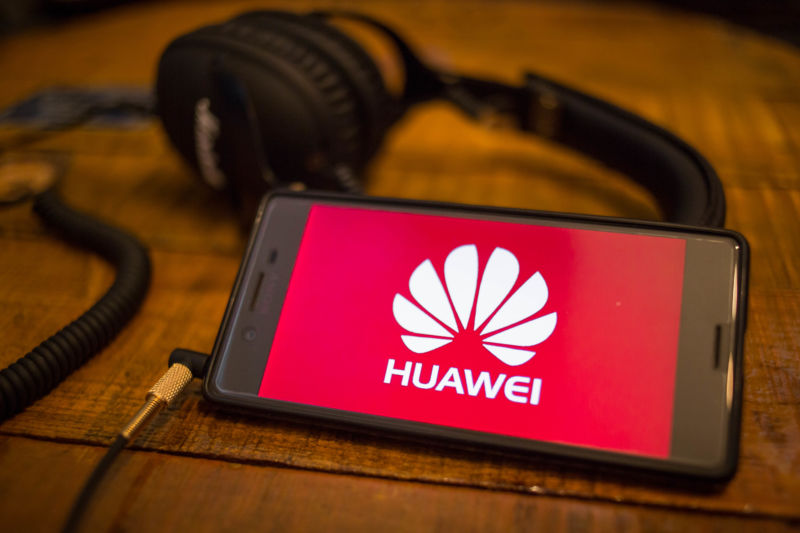 ‘Huawei’, Evropa e Azia pezullojnë porositë e smartfonëve