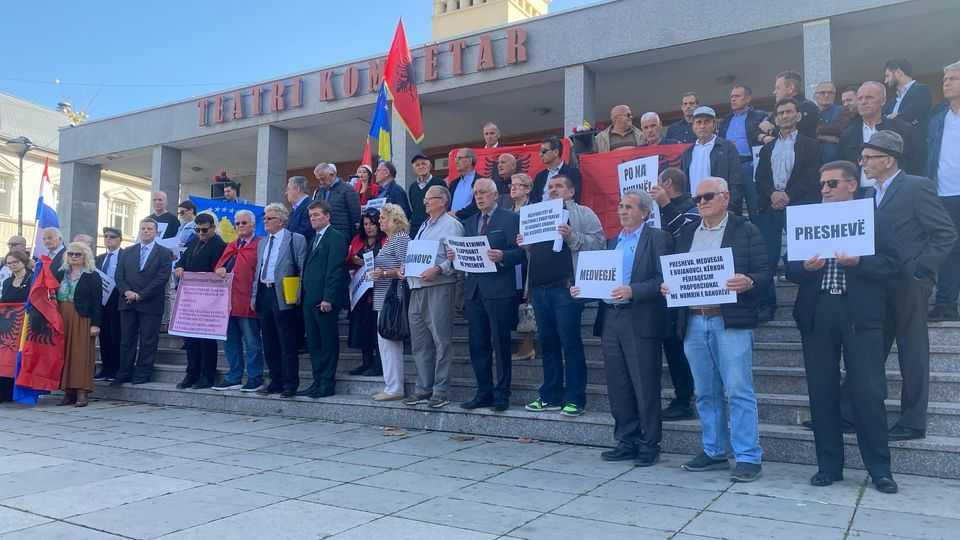 Lugina e Preshevës proteston në Prishtinë: STOP-Diskriminimit ndaj shqiptarëve, që po ushtron  Serbia